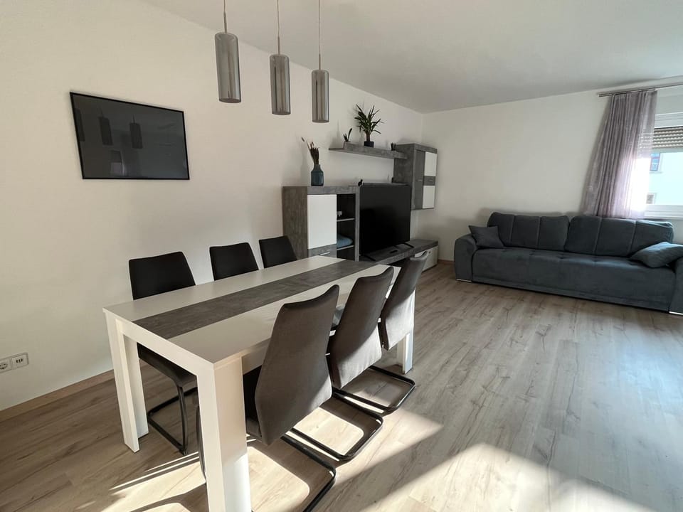 Communal lounge/ TV room, TV and multimedia, Living room, Seating area, Dining area