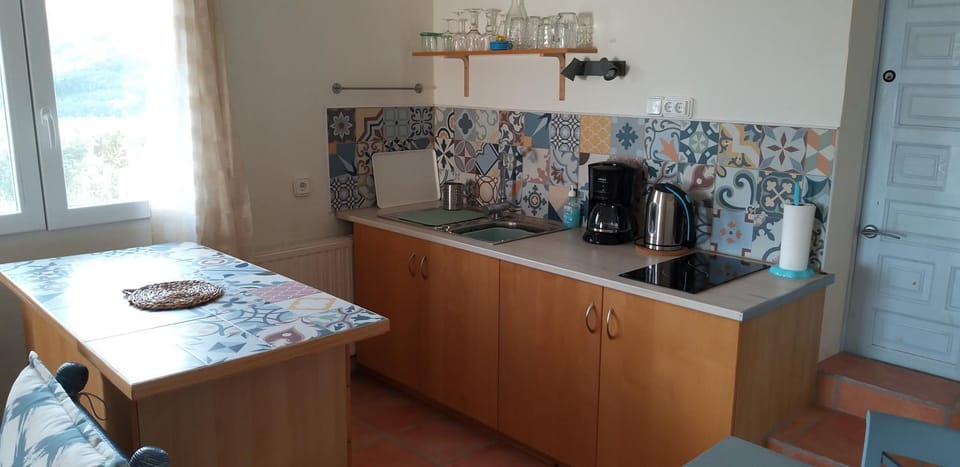 Coffee/tea facilities, Kitchen or kitchenette, stove