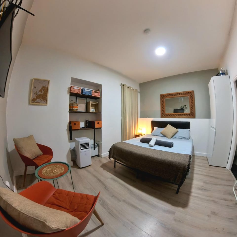 Bed, Photo of the whole room, Seating area, Bedroom, hair dresser