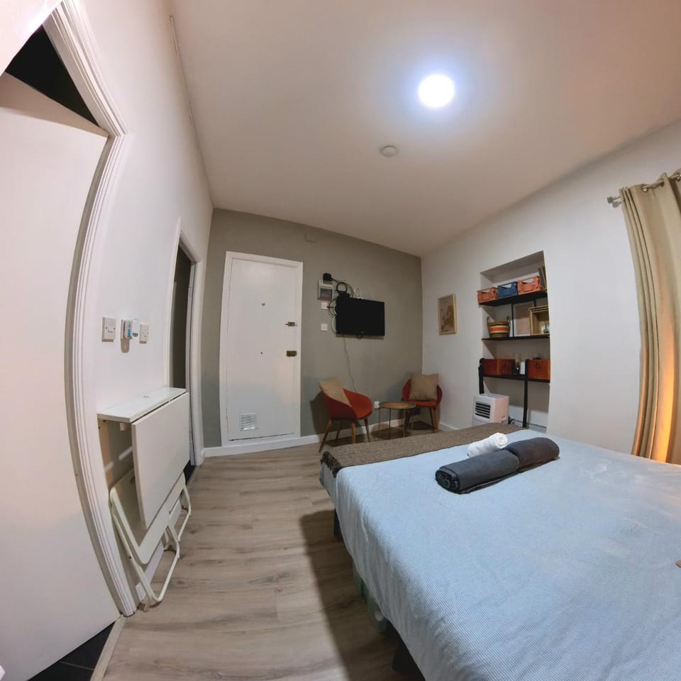 Bed, Photo of the whole room, Seating area, Evening entertainment, Bedroom