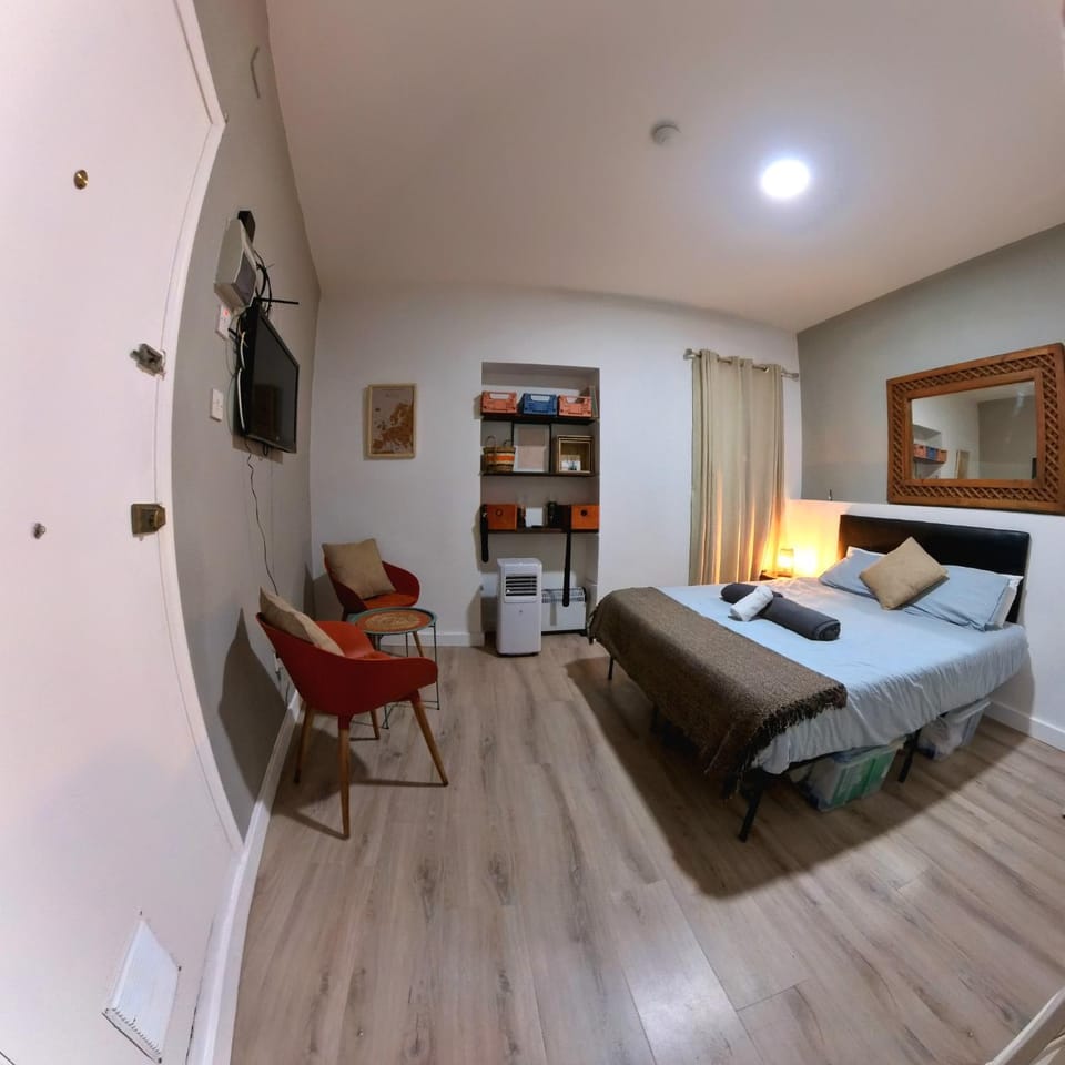 Bed, Photo of the whole room, Seating area, Bedroom