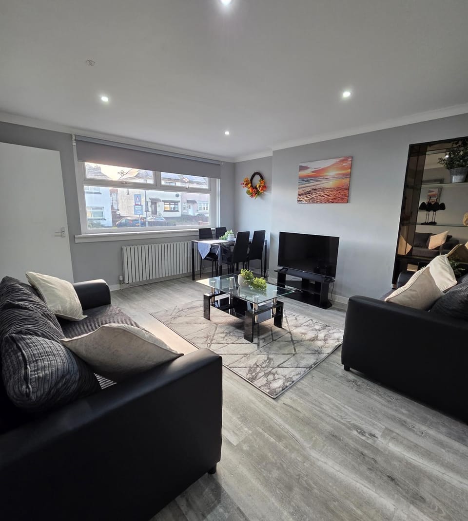 FM Homes & Apartments 3 Bedroom House Motherwell House in Bellshill