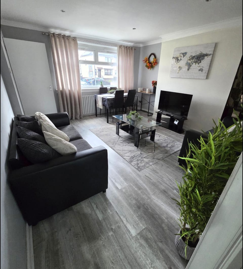 FM Homes & Apartments 3 Bedroom House Motherwell House in Bellshill