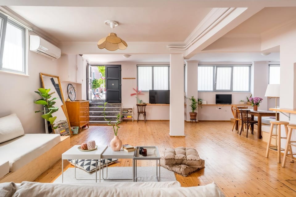 TV and multimedia, Living room, Seating area, Dining area