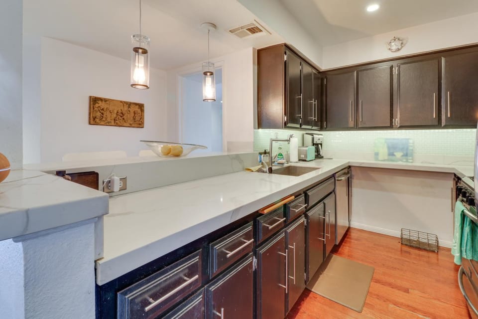 Granada Hills Condo w/ Community Pool & Workspace House in Granada Hills