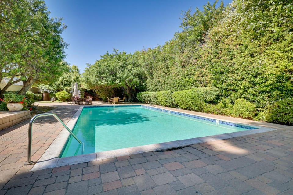 Granada Hills Condo w/ Community Pool & Workspace House in Granada Hills