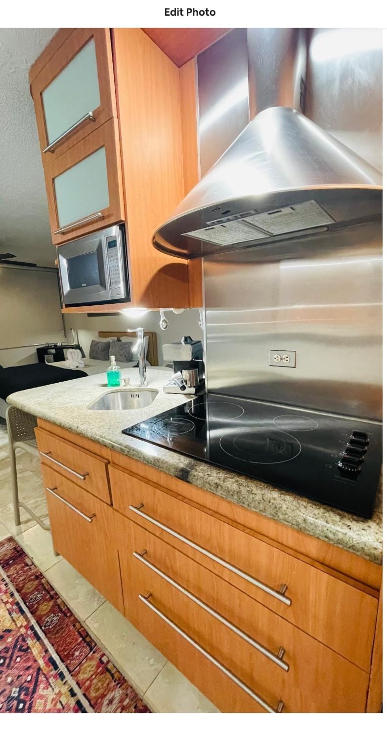 Kitchen or kitchenette, minibar