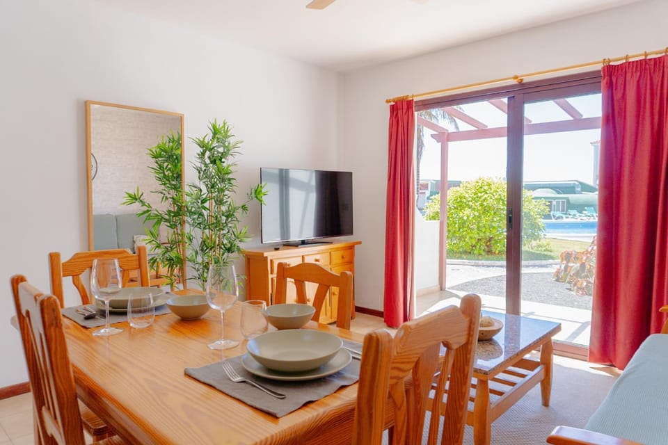 Communal lounge/ TV room, TV and multimedia, Seating area, Dining area