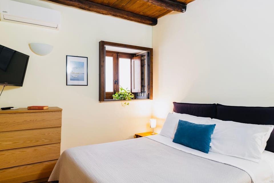 Bed, TV and multimedia, Bedroom, air conditioner