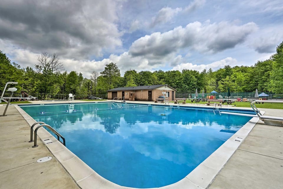 Hike, Swim, Ski & More: Home in Arrowhead Lakes! House in Coolbaugh Township