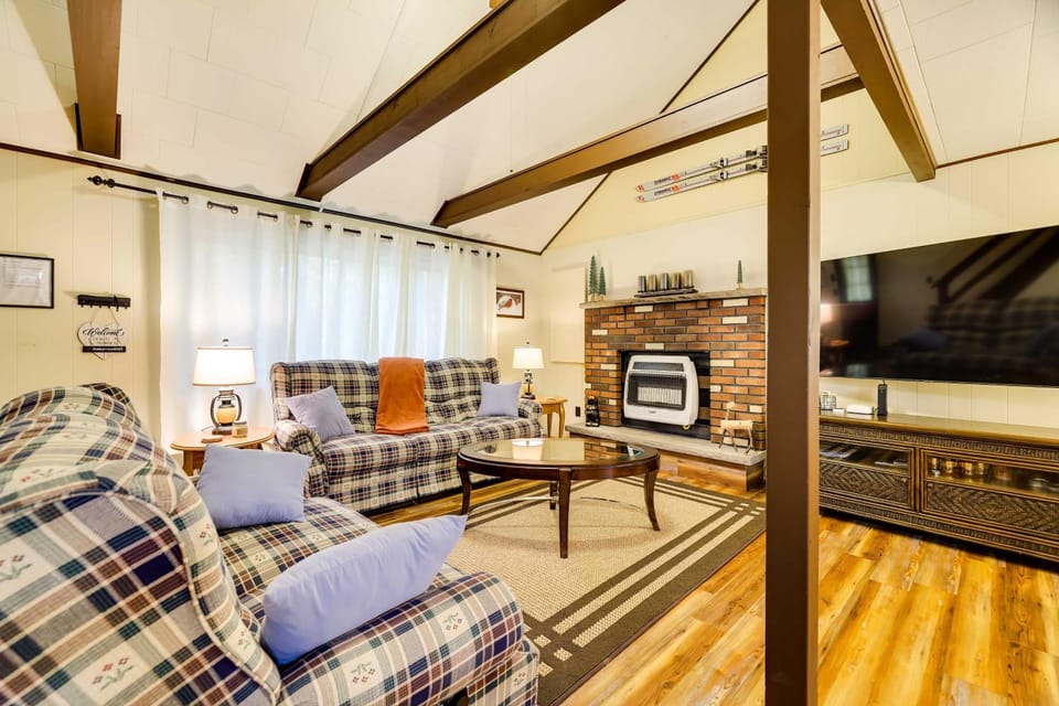 Hike, Swim, Ski & More: Home in Arrowhead Lakes! House in Coolbaugh Township