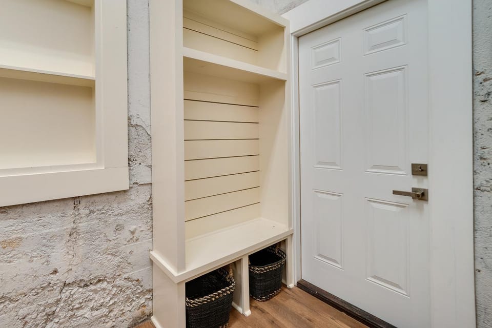 Upscale Texarkana Townhome, Walk to Downtown! House in Texarkana