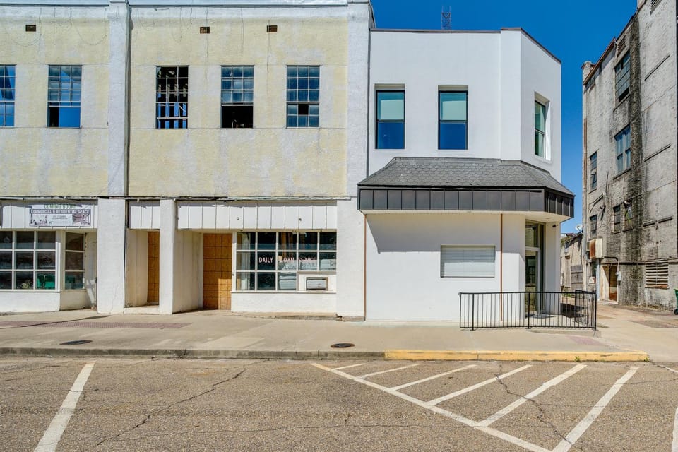 Upscale Texarkana Townhome, Walk to Downtown! House in Texarkana