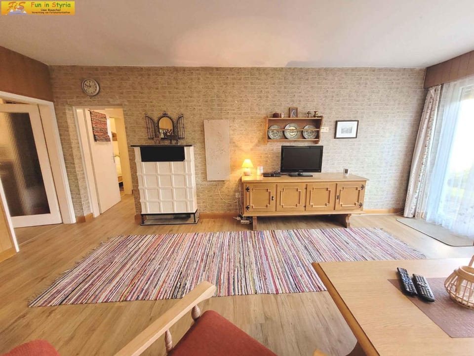 Bed, TV and multimedia, Seating area