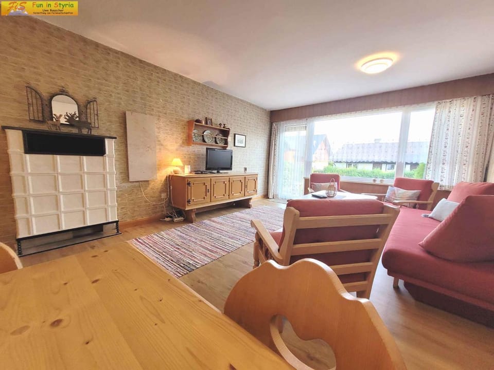 Bed, TV and multimedia, Seating area