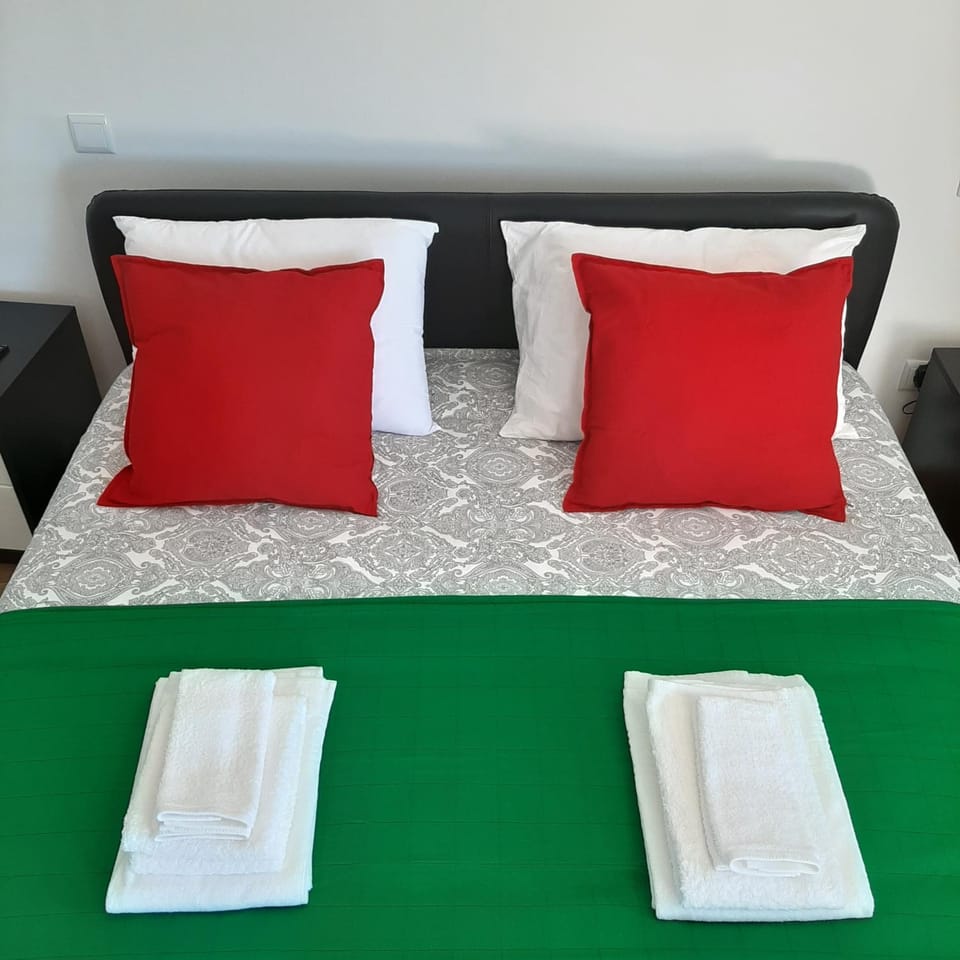 Bed, Bedroom, towels