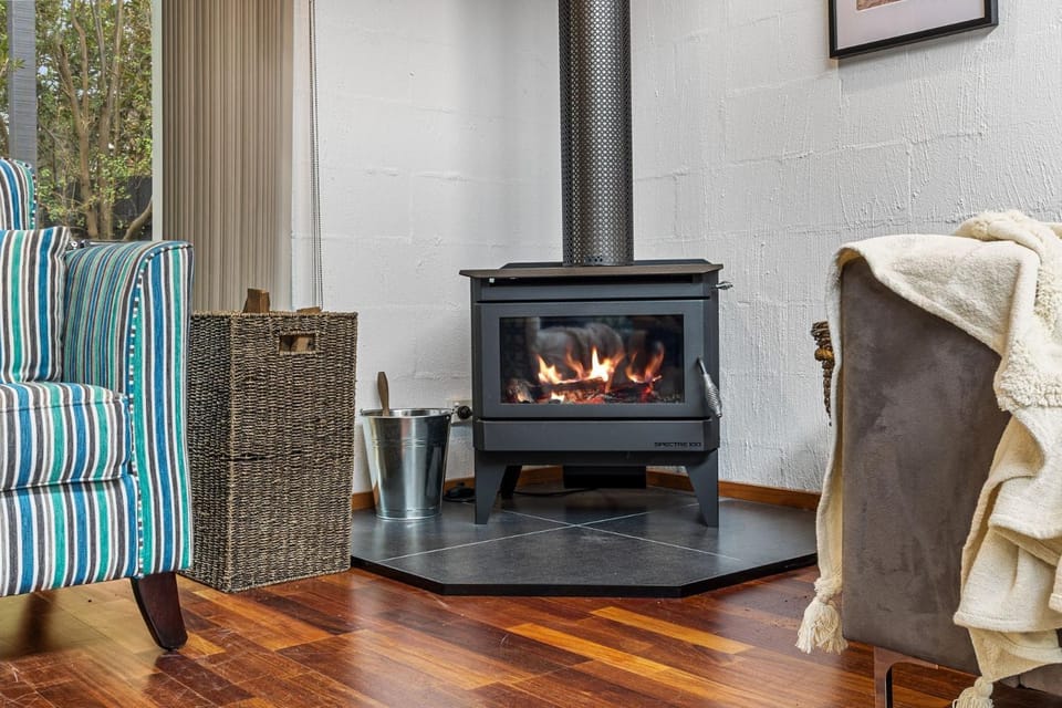 A Sand and Sea Retreat - 150m from Beach, Pet Friendly House in Inverloch