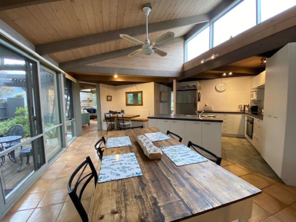 A Sand and Sea Retreat - 150m from Beach, Pet Friendly House in Inverloch