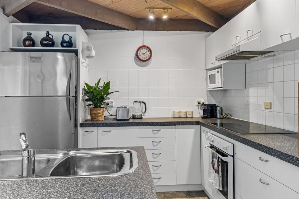 A Sand and Sea Retreat - 150m from Beach, Pet Friendly House in Inverloch