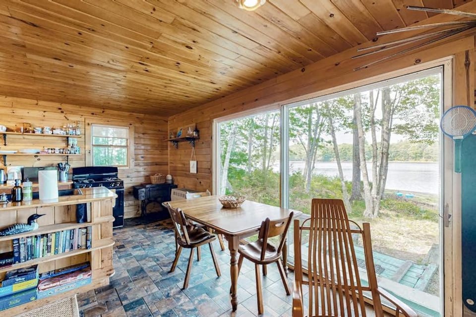 Natural landscape, Library, Kitchen or kitchenette, Living room, Seating area, Dining area, kitchen