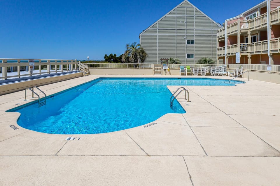 CAB03 Pelicans Penthouse Apartment in Caswell Beach