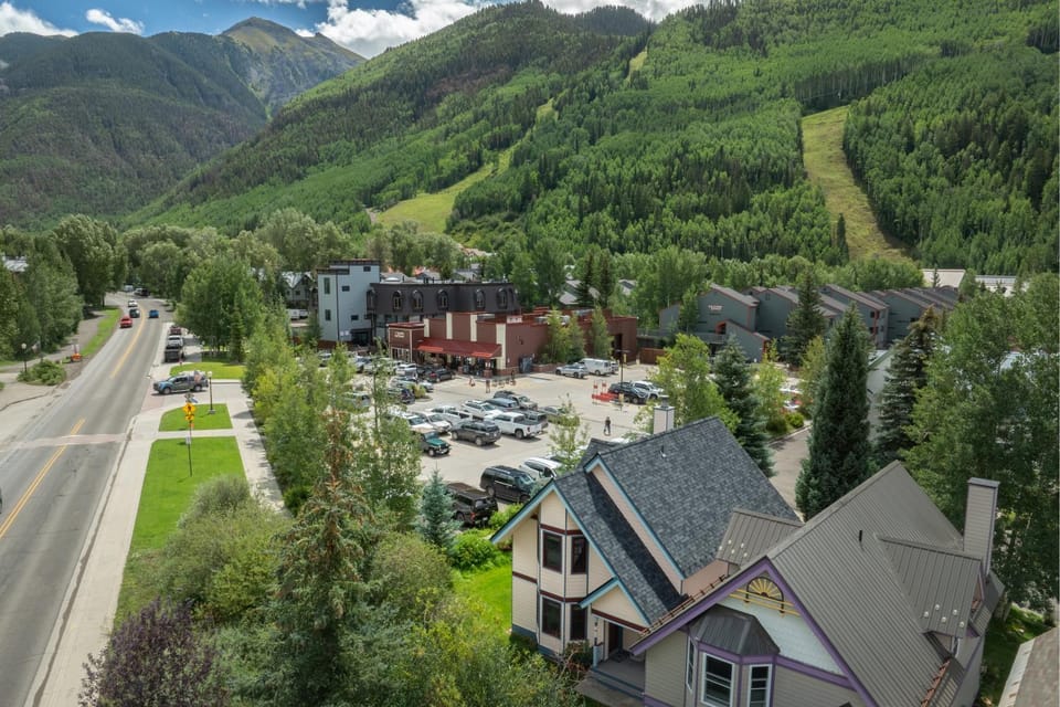 Bachman Village #9 - backyard and steps to skiing! House in Telluride