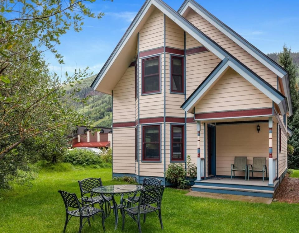 Bachman Village #9 - backyard and steps to skiing! House in Telluride