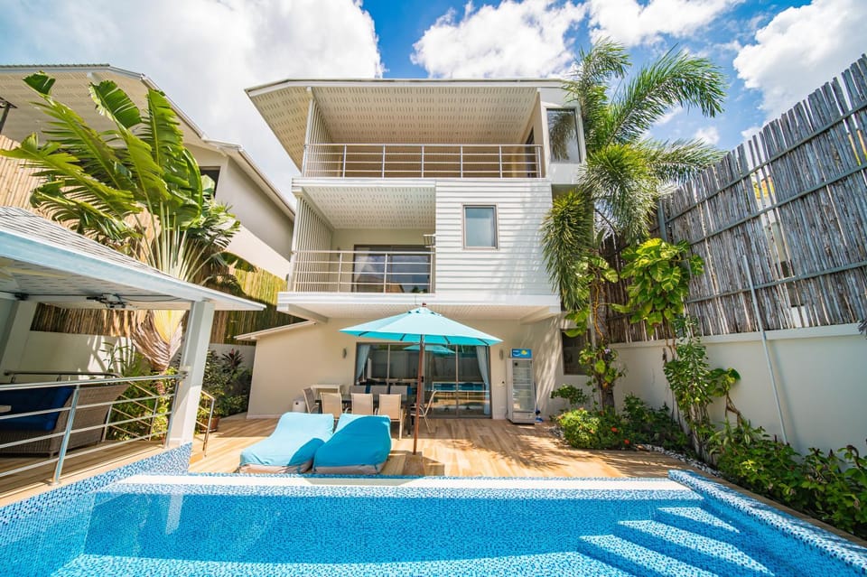 Property building, Patio, Swimming pool, sunbed