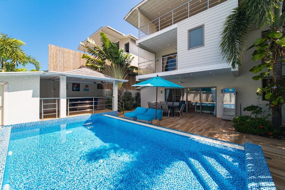 Property building, Patio, Swimming pool, sunbed