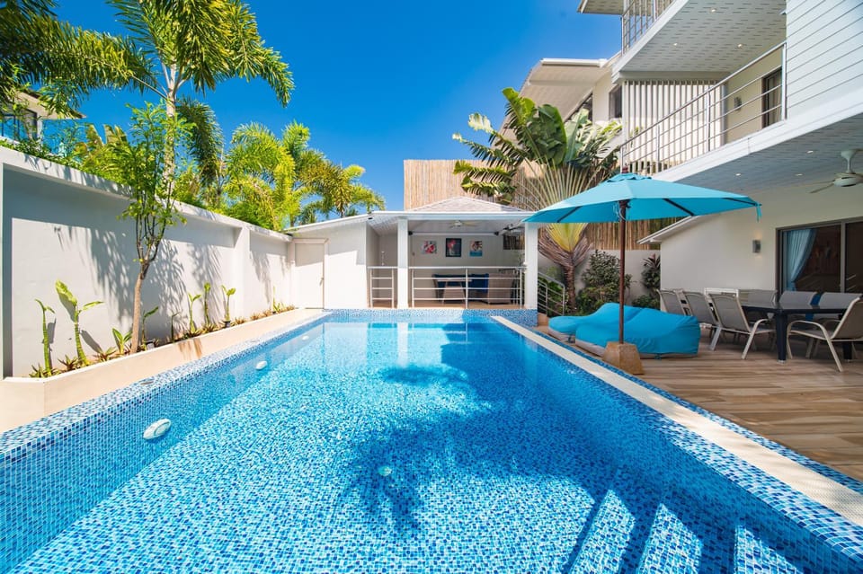 Patio, Swimming pool, sunbed