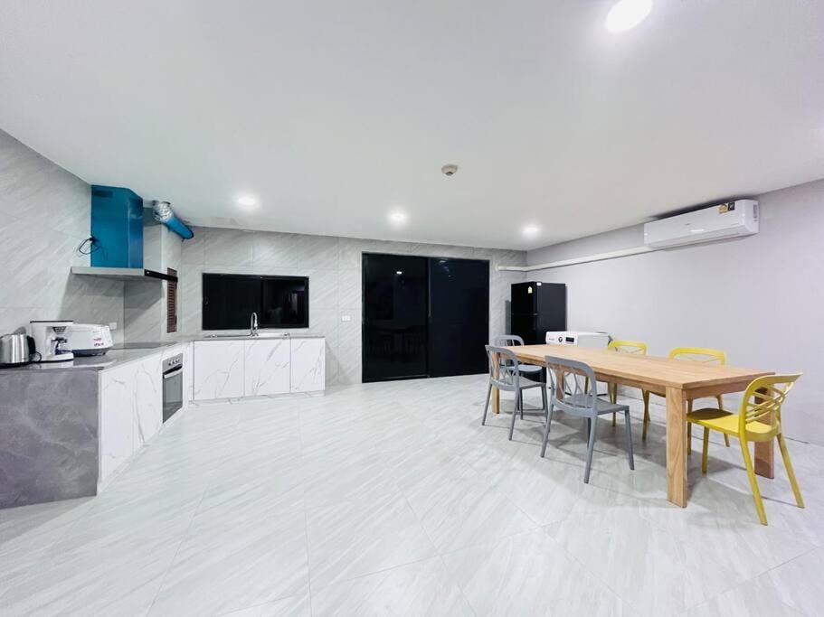 Kitchen or kitchenette, Dining area, minibar