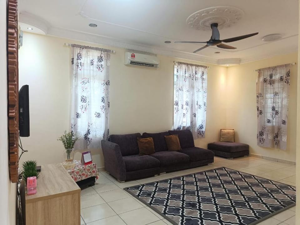 TV and multimedia, Living room, Seating area, air conditioner
