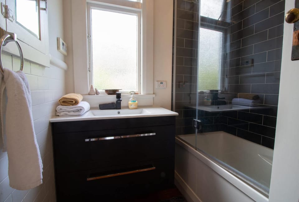 Bungalow Eight - 1930s charm near Pukekura Park House in New Plymouth