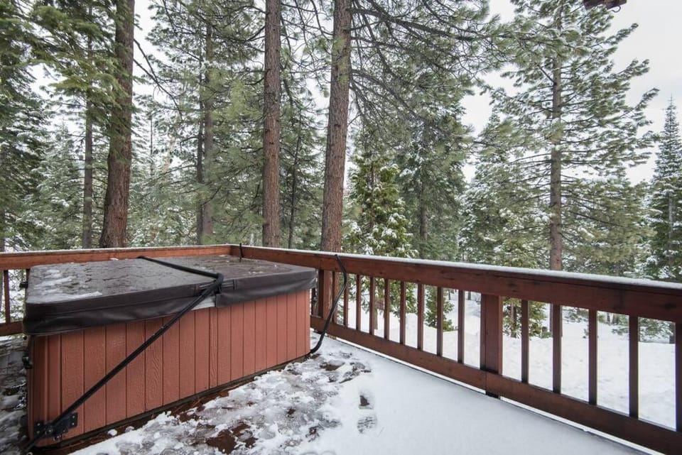 Tahoe Vista Home w/ Spa close to Northstar & Lake House in Tahoe Vista