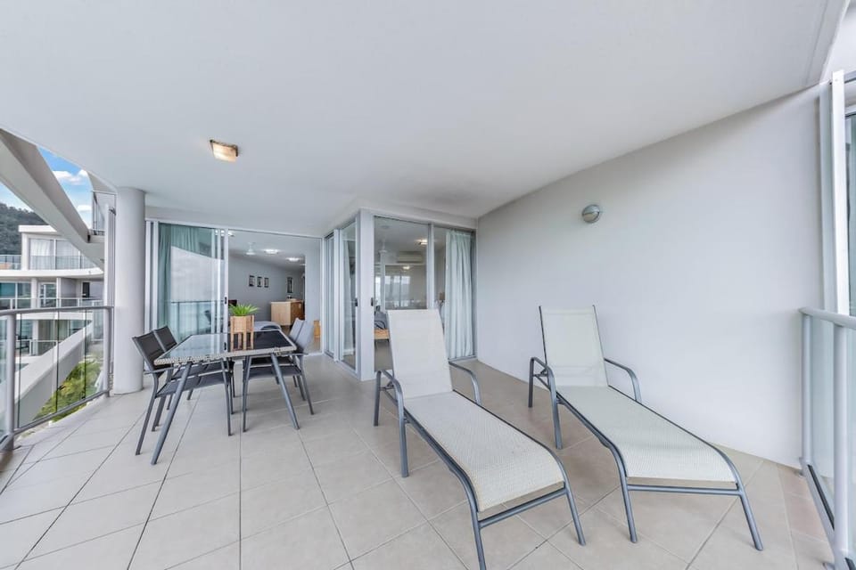 Nature's Window On Airlie Apartment in Airlie Beach