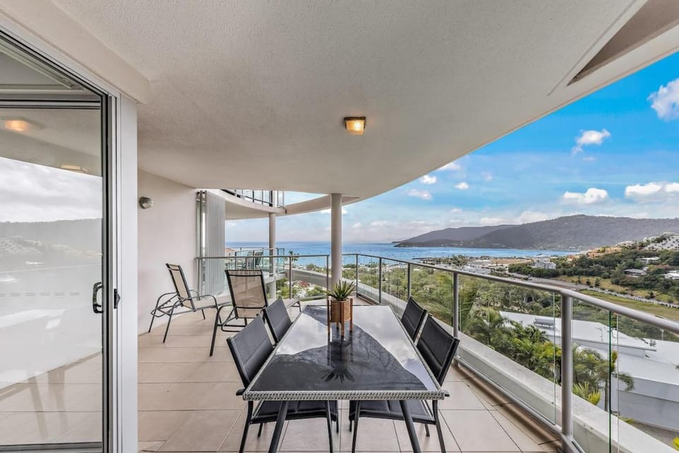 Nature's Window On Airlie Apartment in Airlie Beach