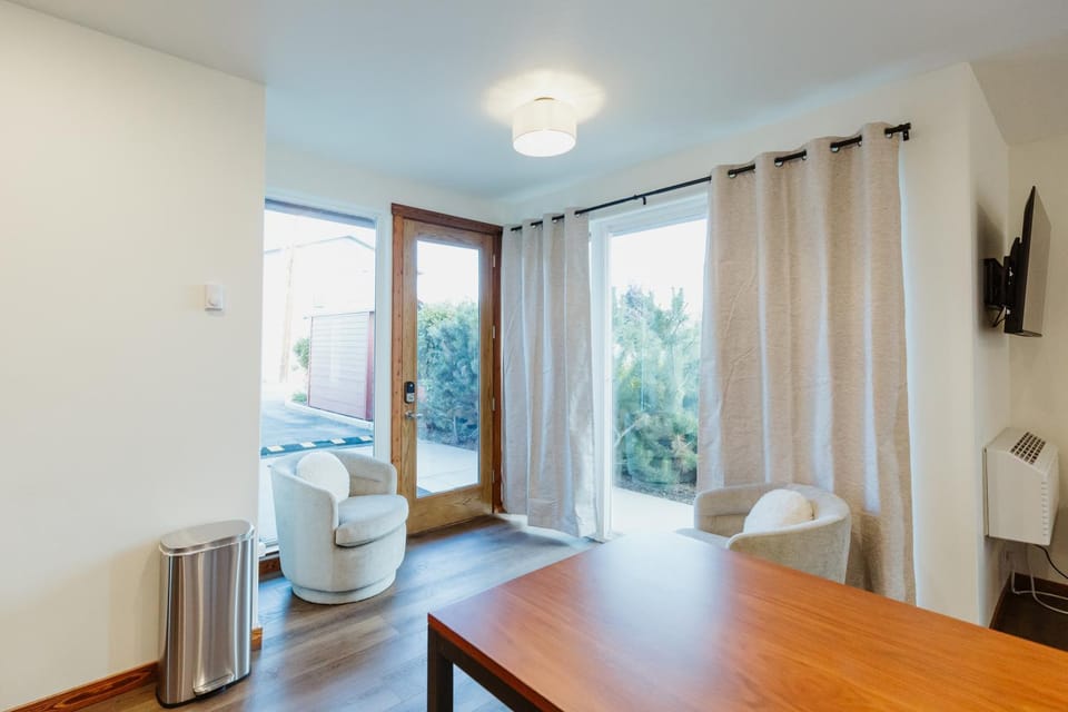 Dining area, kitchen