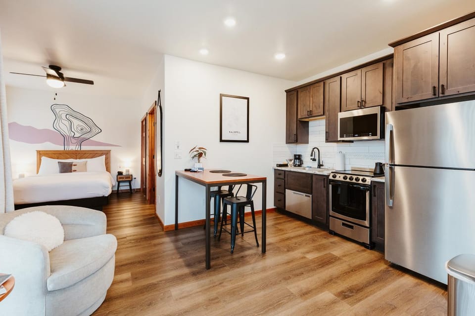 Living room, Seating area, Dining area, dishwasher, oven, kitchen