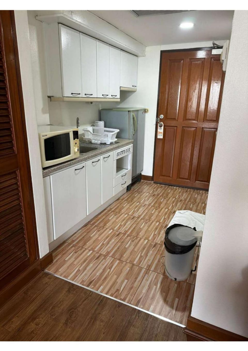 Kitchen or kitchenette, oven
