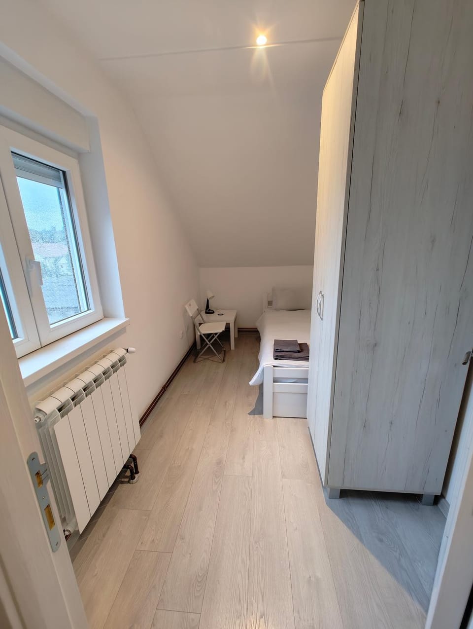 Bed, Photo of the whole room, Bedroom, internet, wardrobe