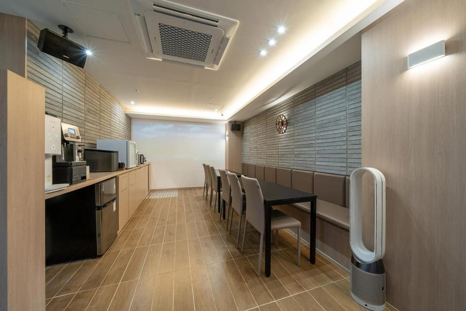 Restaurant/places to eat, Seating area