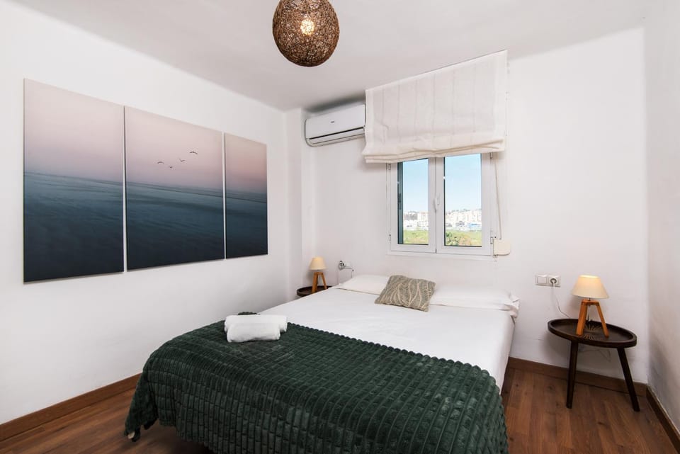 Bed, Photo of the whole room, Bedroom, air conditioner