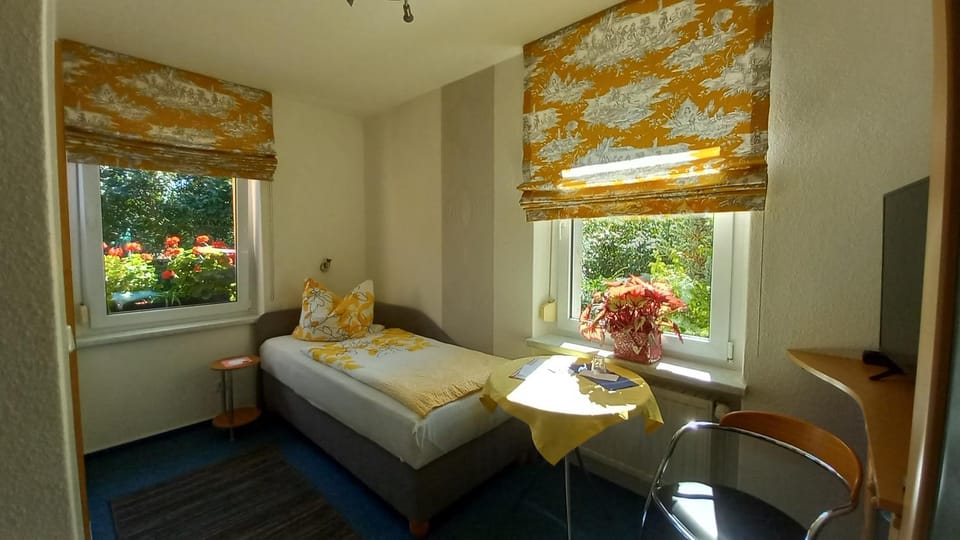 Bed, Living room, Photo of the whole room, Seating area, Bedroom, Garden view