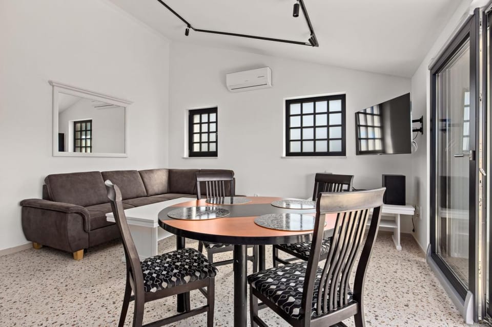 Living room, Seating area, Dining area, air conditioner