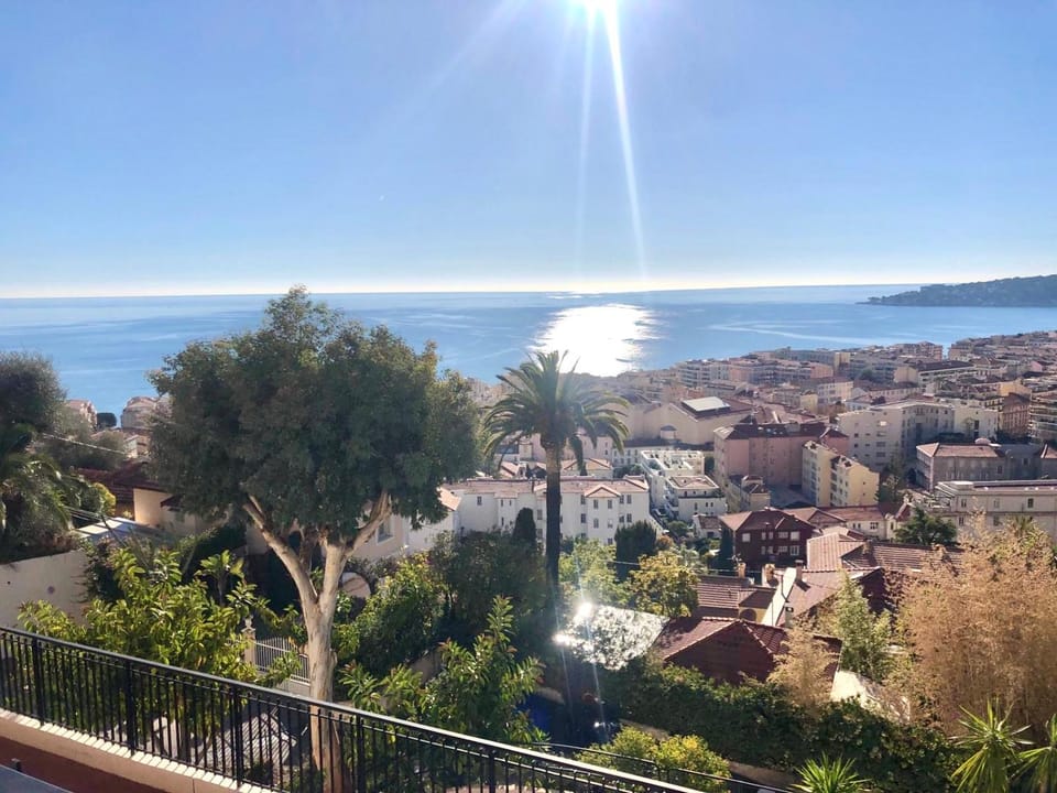 Appartement spacieux à 10 minutes de la plage, vue mer Apartment in Menton