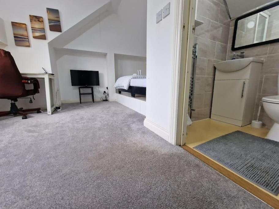 Nice Living Serviced Accommodations 9 (King-Size Studio Flat + Kitchen) Apartment in Coventry