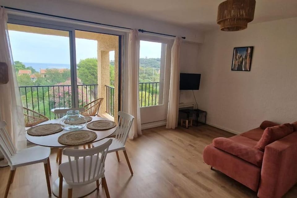 Patio, TV and multimedia, View (from property/room), Balcony/Terrace, Living room, Dining area