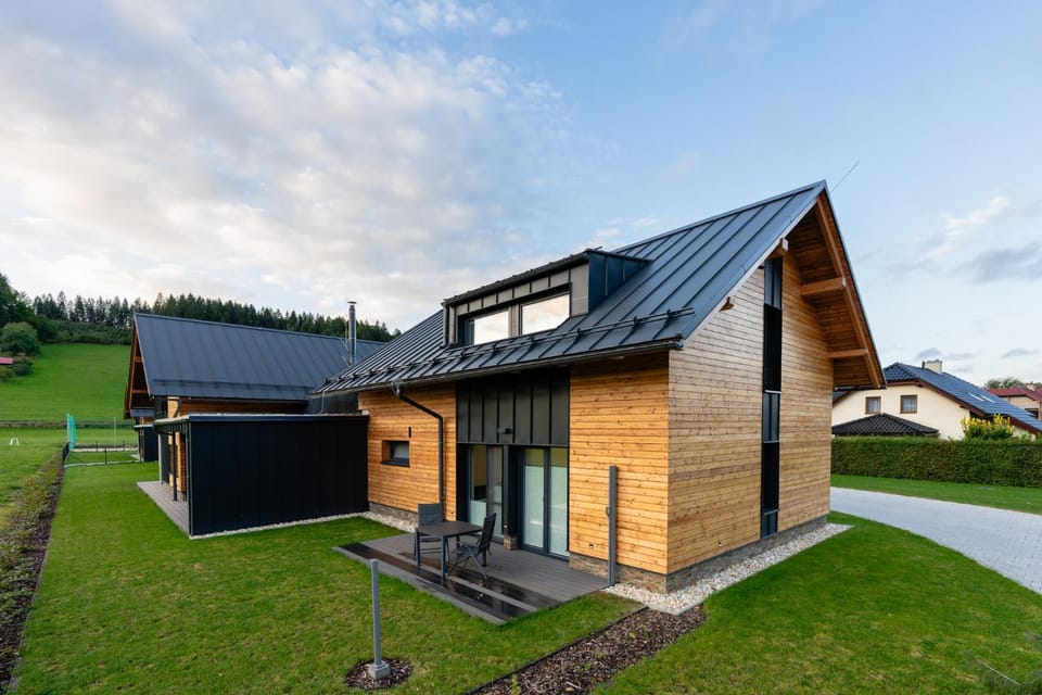 Property building, Natural landscape, Garden, Balcony/Terrace, Garden view, Mountain view