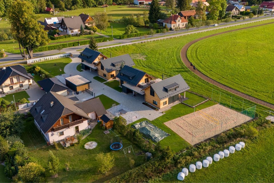 Property building, Day, Neighbourhood, Natural landscape, Bird's eye view, Sports, Location