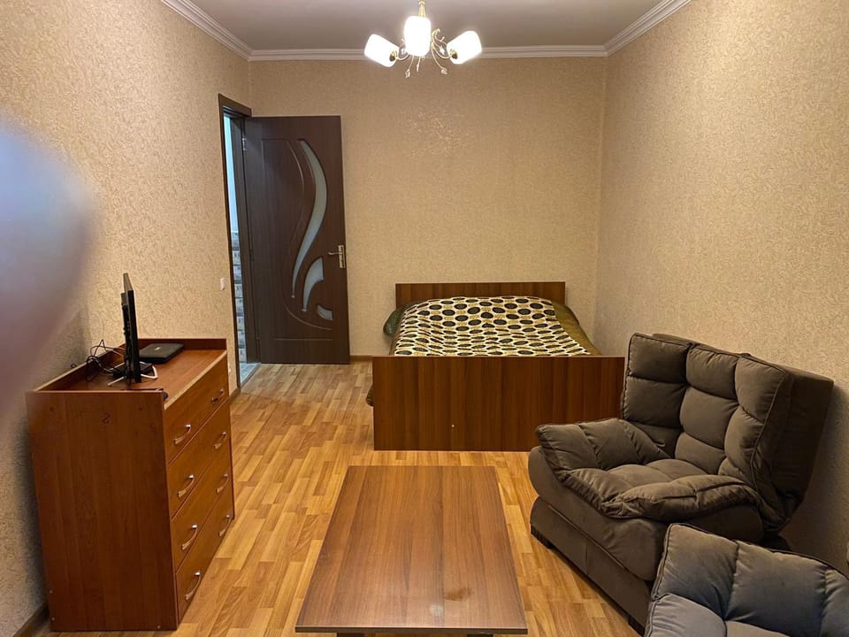 Bed, TV and multimedia, Living room, Photo of the whole room, Seating area, Bedroom